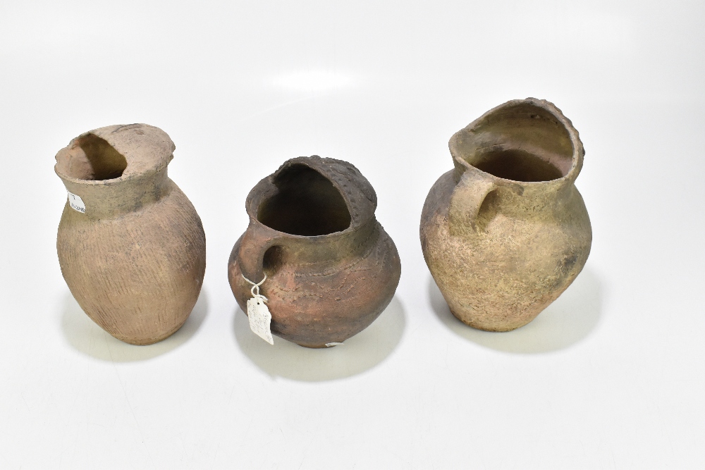 Three rare Chinese Neolithic period (circa 2nd Millennium BC) Qijai Culture jugs in the form of - Bild 4 aus 4