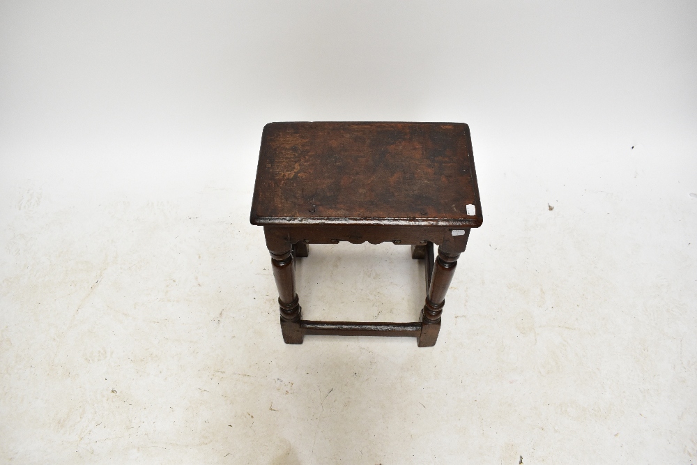 An 18th century oak joint stool of rectangular form, on block feet, height 55cm, depth 27.5cm, width - Bild 2 aus 2