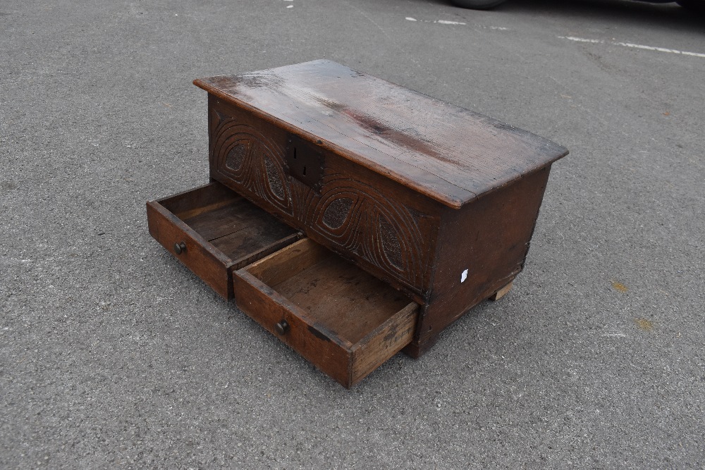 *****WITHDRAWN***** An 18th century oak coffer bach, the hinged lid above carved detail to the - Bild 2 aus 3