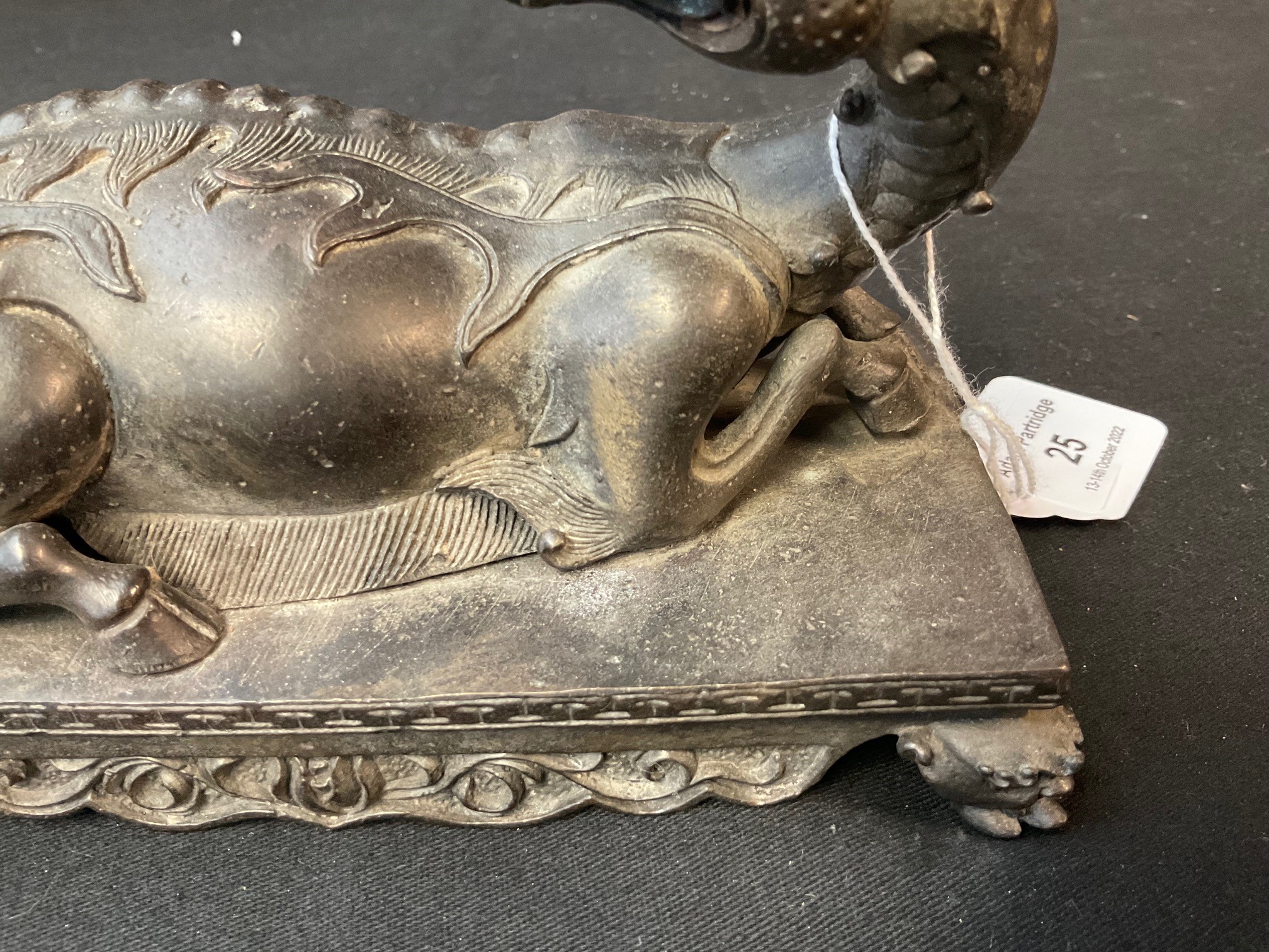 A late 19th/20th century Chinese bronze model of a kylin, the mythical beast modelled recumbent with - Bild 4 aus 7