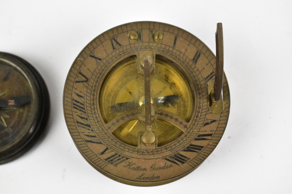 A reproduction pocket compass and a reproduction pocket sundial (2). - Bild 3 aus 4