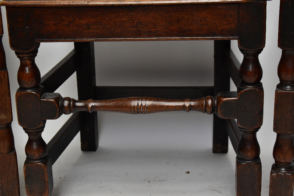 A set of four 19th century oak hall chairs, together with a further 19th century oak splat back hall - Bild 3 aus 4