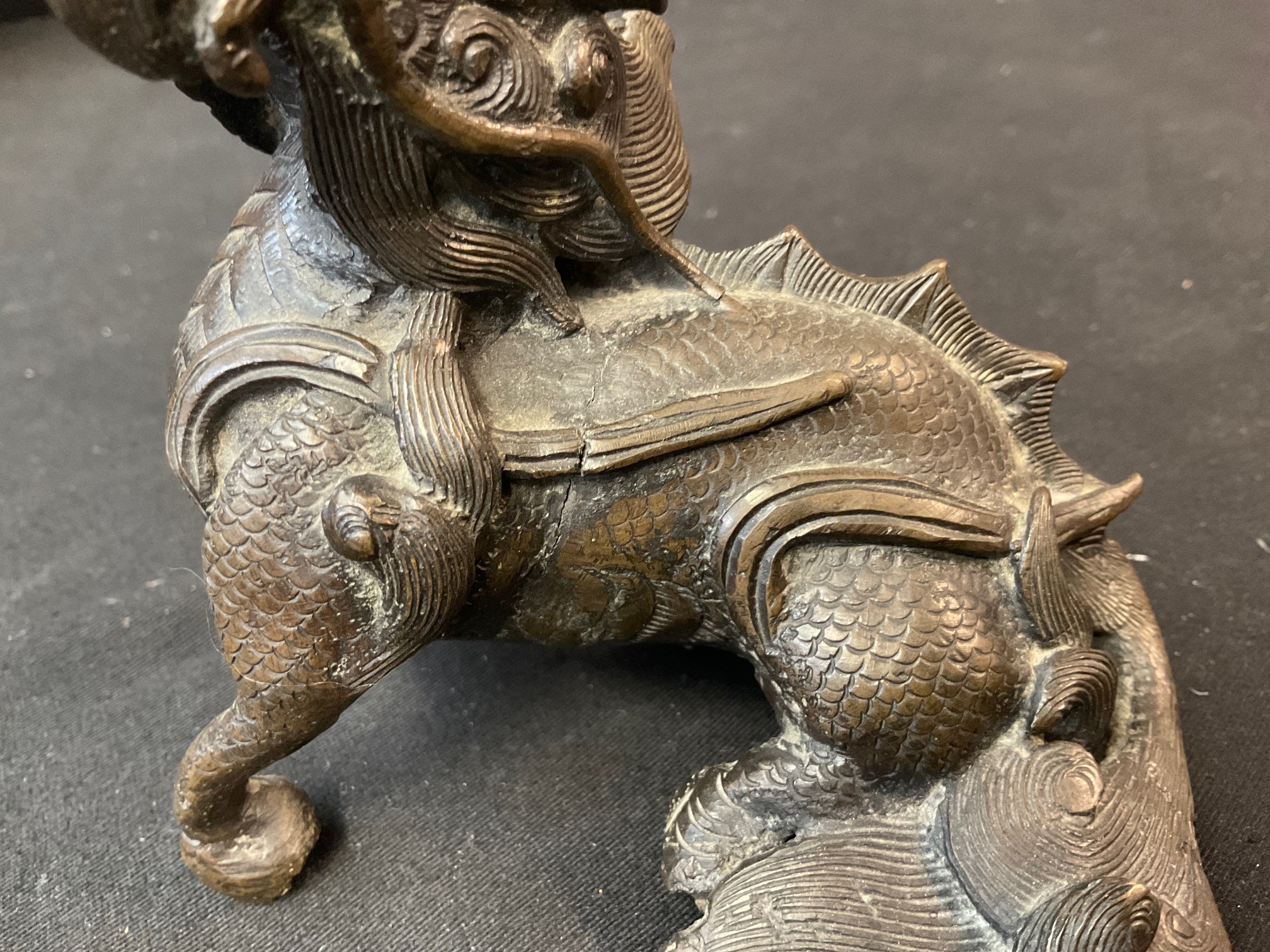 A 17th century Chinese bronze figure of a seated mythical beast, height 13cm. Provenance: private - Bild 5 aus 7