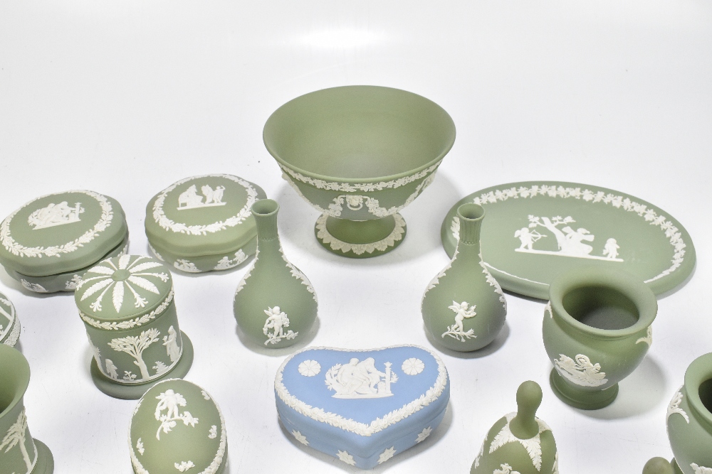 WEDGWOOD; a collection of green jasperware including a pedestal bowl, a jug, a pair of vases, an - Bild 4 aus 8