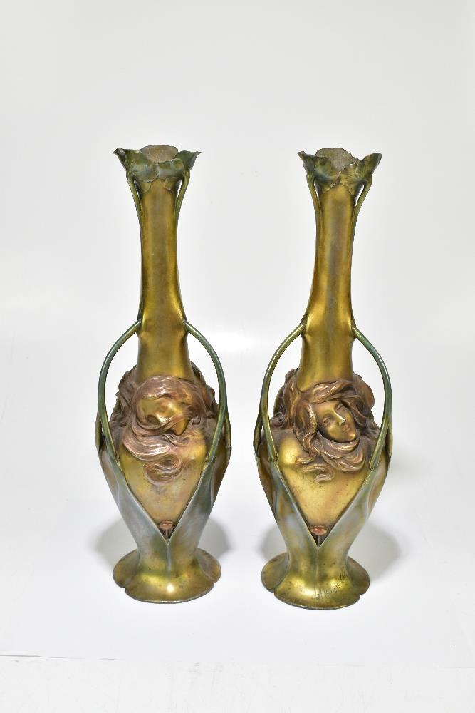 A pair of Art Nouveau bronzed metal three handled vases cast with Art Nouveau maidens and floral - Bild 2 aus 7