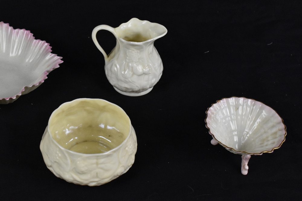 BELLEEK; a group of five ceramic items, comprising a shell shaped conical dish, a jug and sugar - Bild 3 aus 4