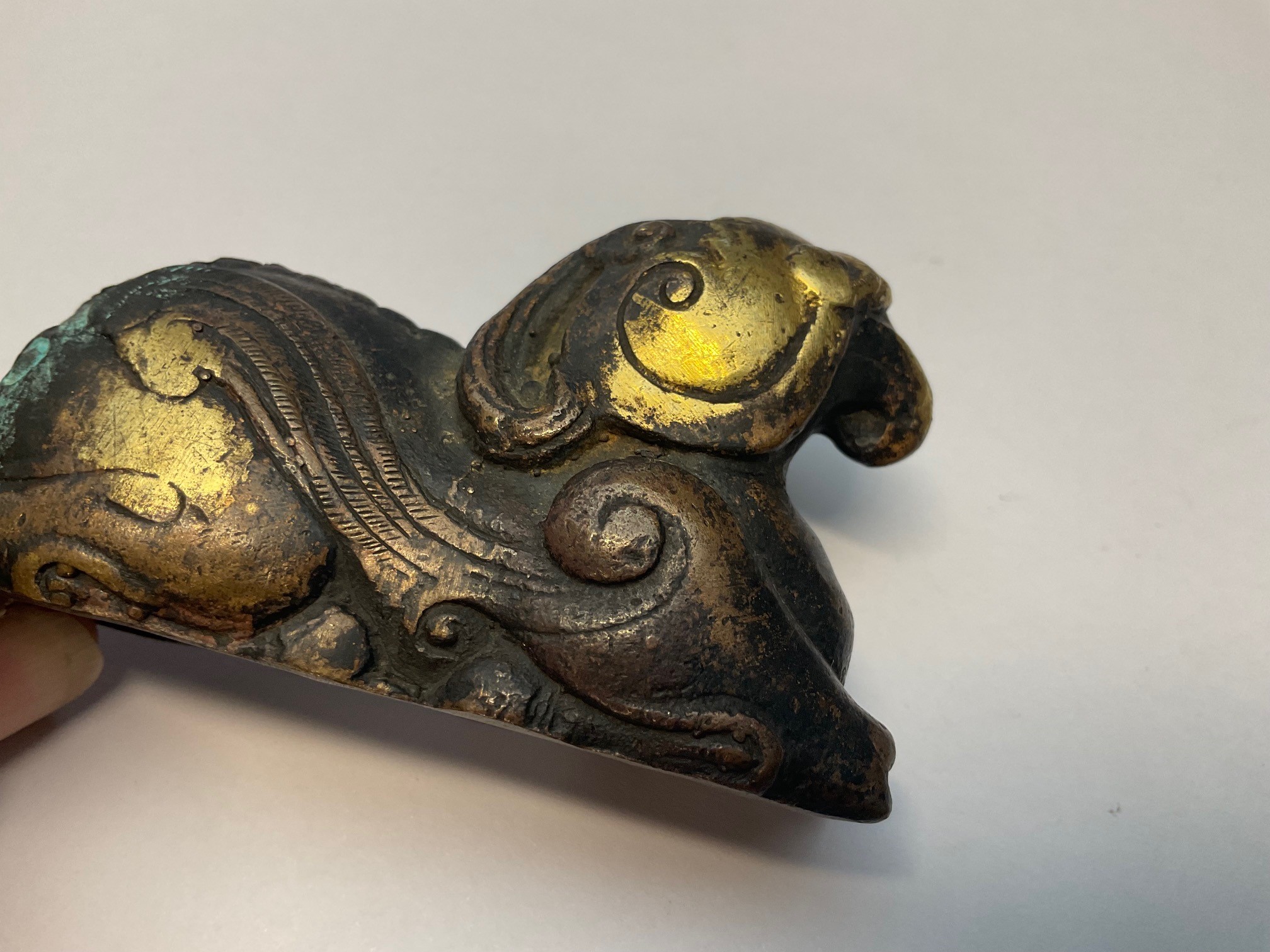 A small Chinese gilt bronze figure of a recumbent animal/mythical beast, probably 17th century, - Image 5 of 7