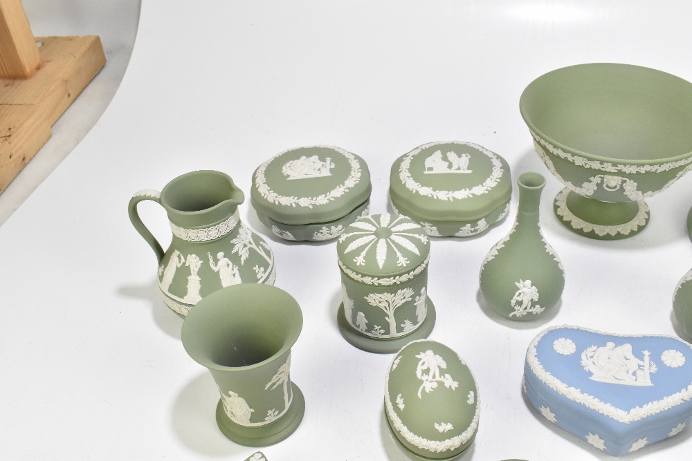 WEDGWOOD; a collection of green jasperware including a pedestal bowl, a jug, a pair of vases, an - Bild 3 aus 8