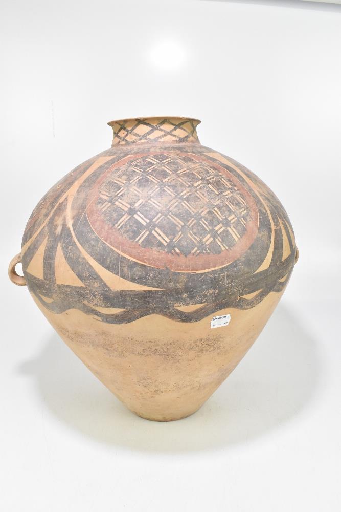 A large Chinese Neolithic period (circa 2nd Millennium BC) Yangshao Culture buff red earthenware - Bild 5 aus 6