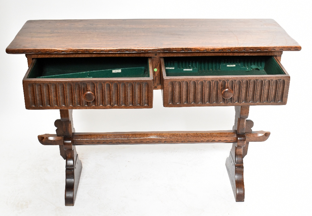 A reproduction oak court cupboard, with panelled door above two drawers and two cupboard doors, - Bild 2 aus 5