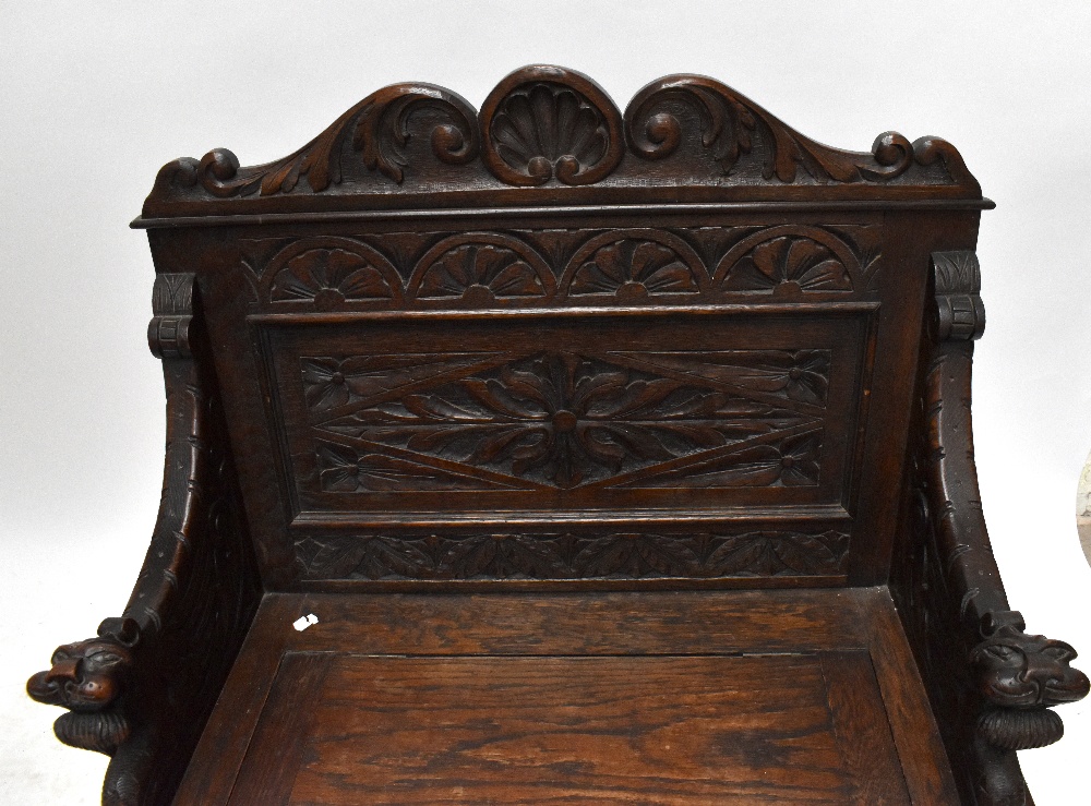 An early 20th century small carved oak settle with hinged seat, width 91cm, depth 44cm, height - Bild 2 aus 5