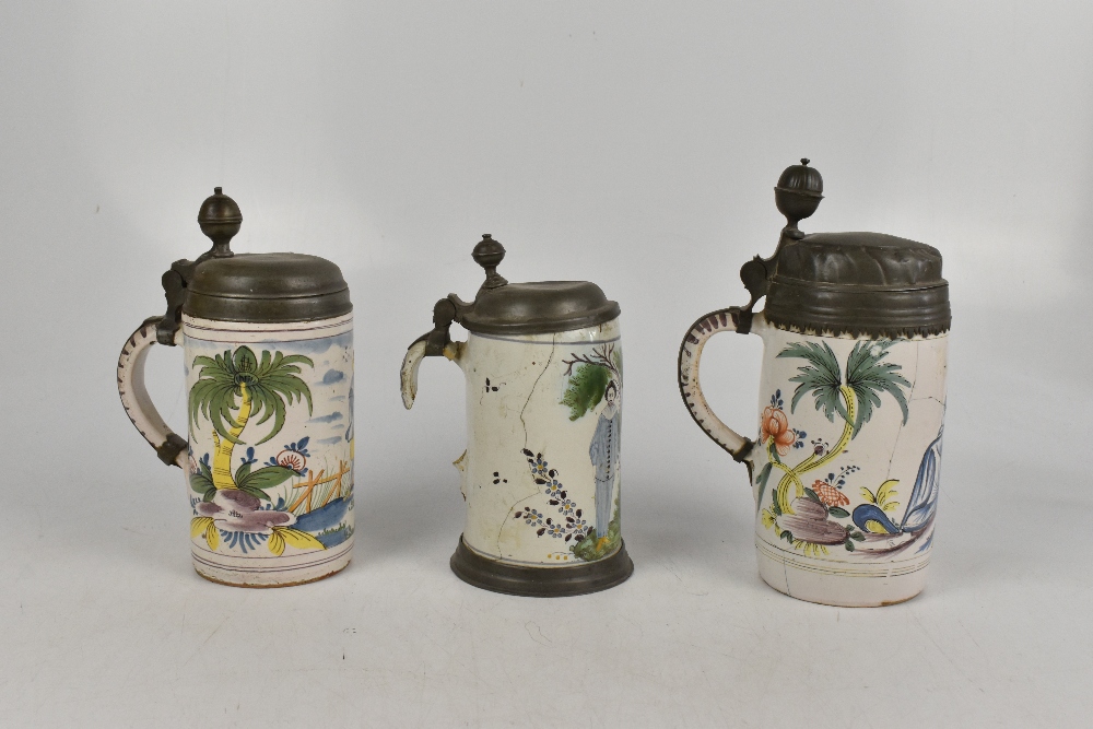 Three 18th century German faïence steins with hinged pewter covers, one decorated with figures - Bild 3 aus 5