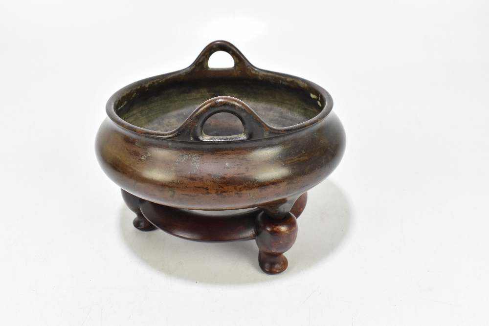 A large and rare Chinese bronze censer with simple loop handles, three tapering supports and - Bild 4 aus 13