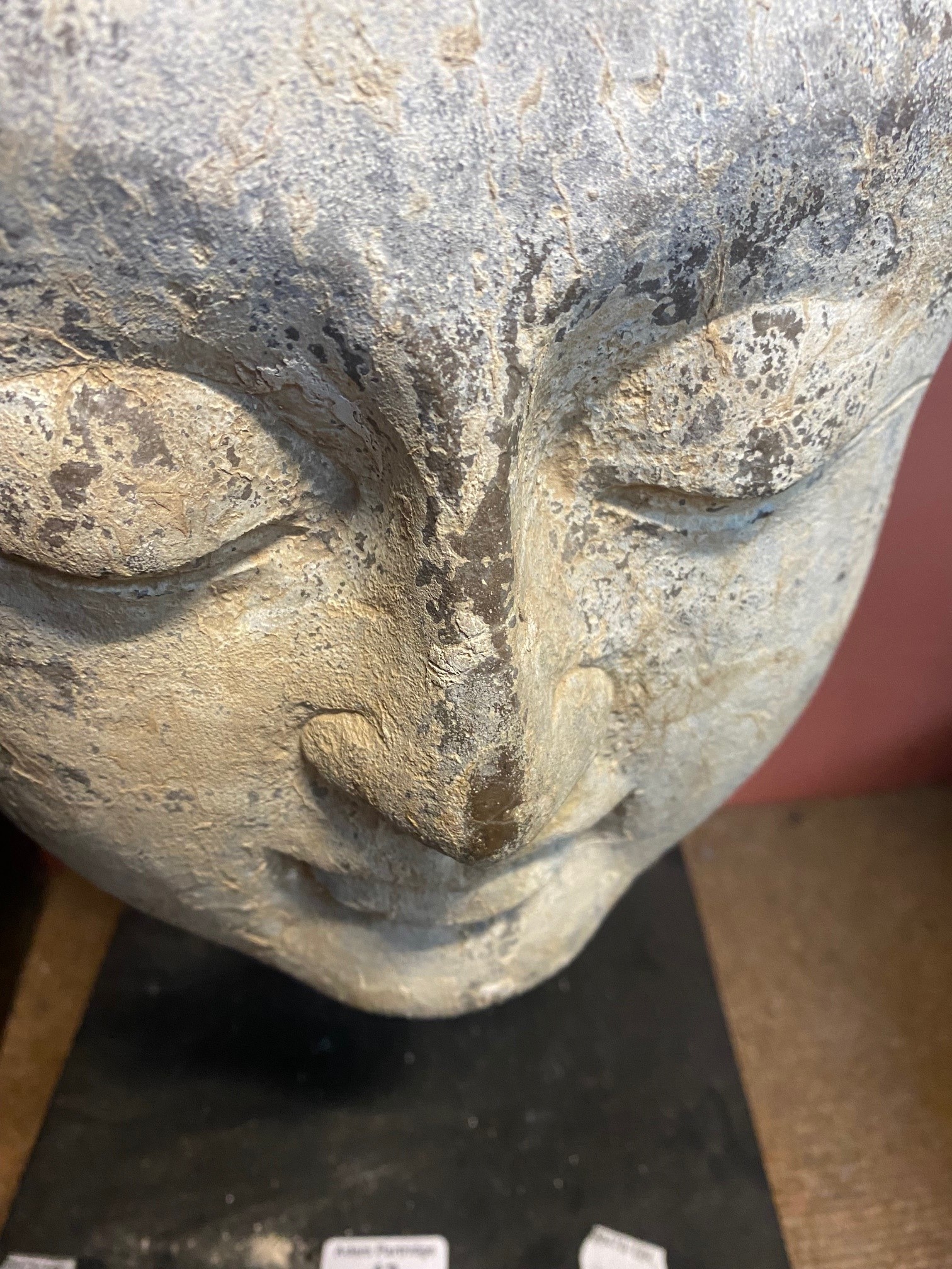 A large early Chinese carved stone head of Buddha on custom built contemporary stand, height - Bild 2 aus 8