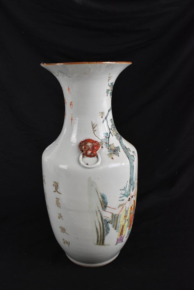A large 19th century Chinese vase with Taotie ring mask handles and painted with various figures - Bild 3 aus 5