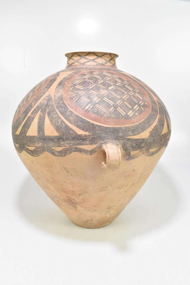 A large Chinese Neolithic period (circa 2nd Millennium BC) Yangshao Culture buff red earthenware - Bild 4 aus 6