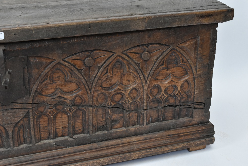 An 18th century blanket box, the hinged lid above a Gothic carved panel front, width 151cm, depth - Bild 4 aus 8