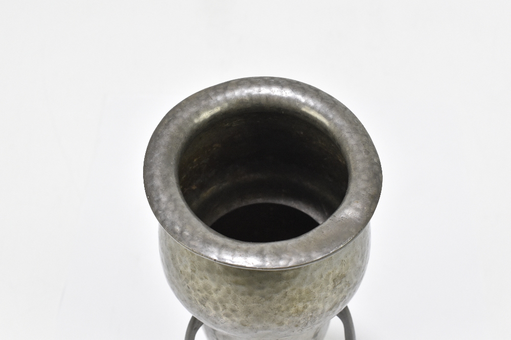 LIBERTY & CO; a hammered pewter rocket vase, with three pierced swept supports, indistinctly stamped - Bild 5 aus 6