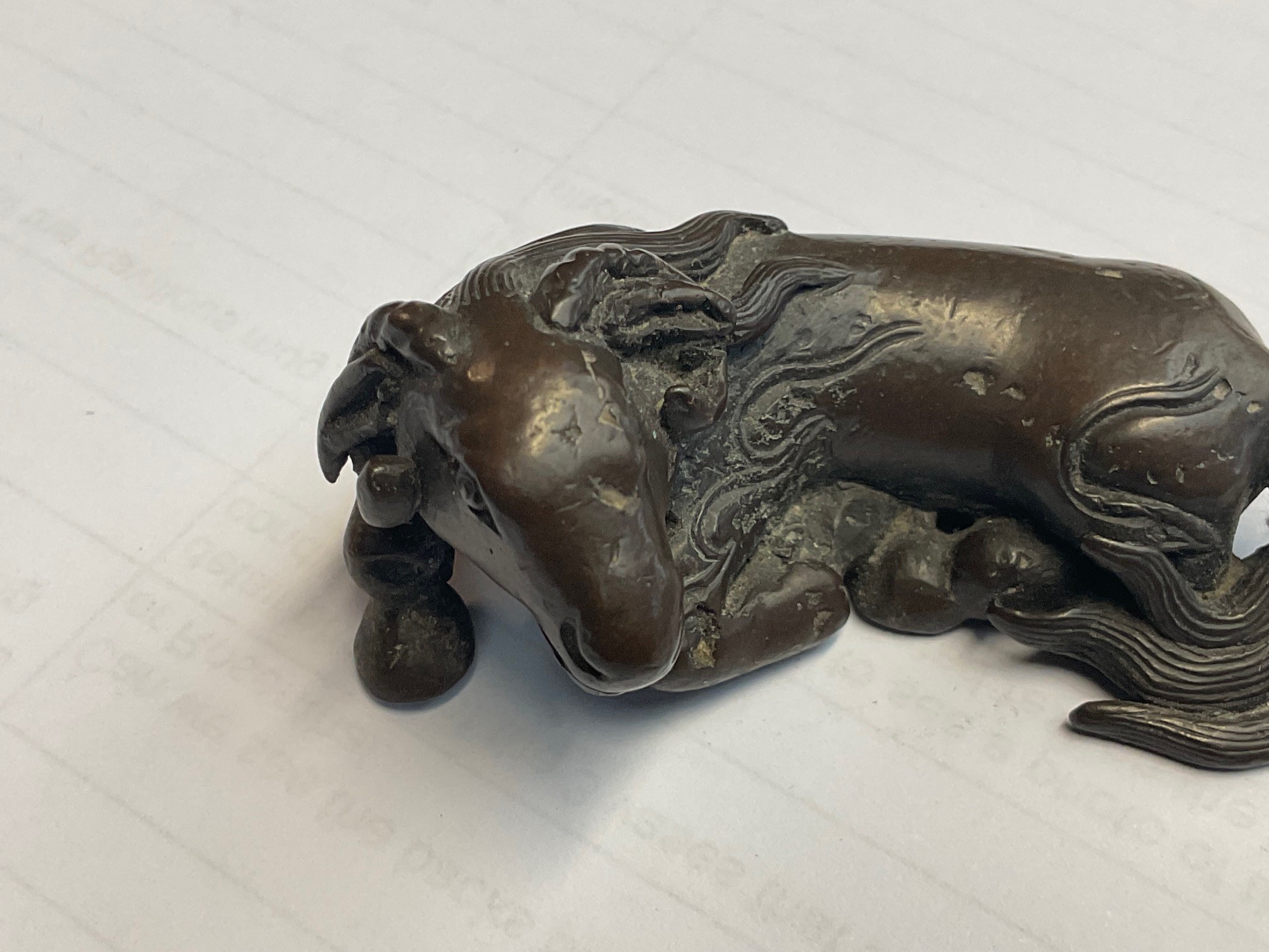 An 18th century Chinese bronze scroll weight modelled as a recumbent ram, length 6.5cm. - Bild 3 aus 8