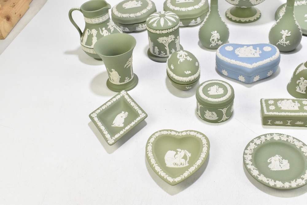 WEDGWOOD; a collection of green jasperware including a pedestal bowl, a jug, a pair of vases, an - Bild 7 aus 8