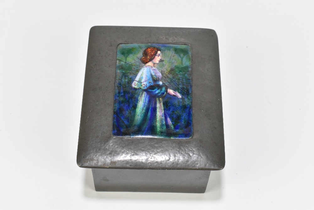 LIBERTY & CO; a pewter and enamelled trinket box, no.0586, the hinged lid set with rectangular - Bild 2 aus 8