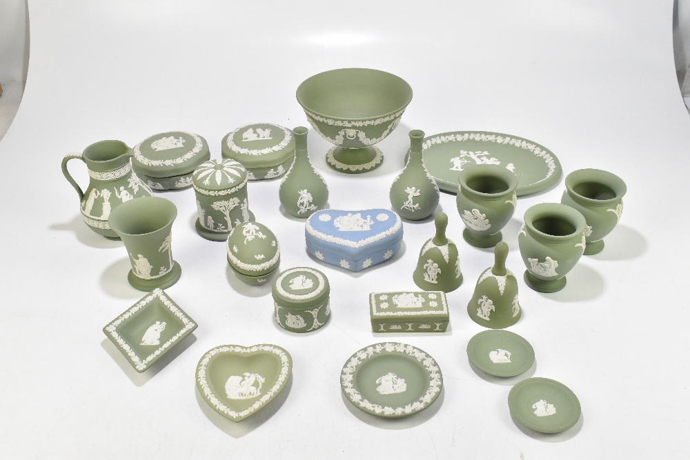 WEDGWOOD; a collection of green jasperware including a pedestal bowl, a jug, a pair of vases, an - Bild 2 aus 8