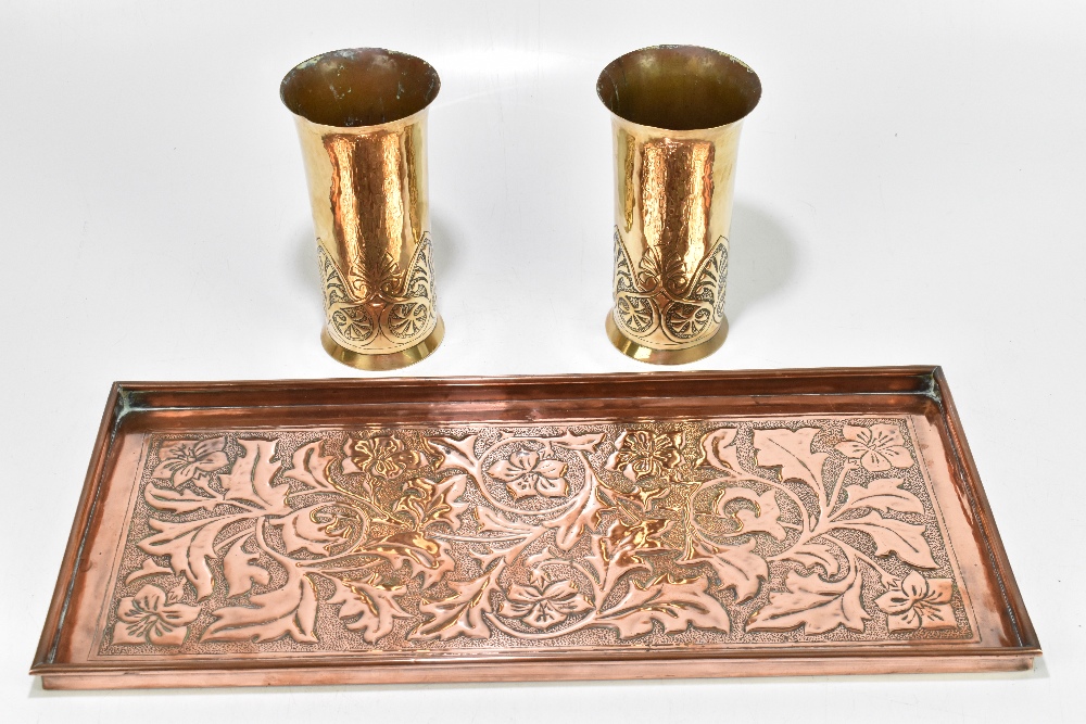 KESWICK SCHOOL OF INDUSTRIAL ART; an Arts and Crafts copper tray with embossed floral decoration, - Bild 2 aus 7