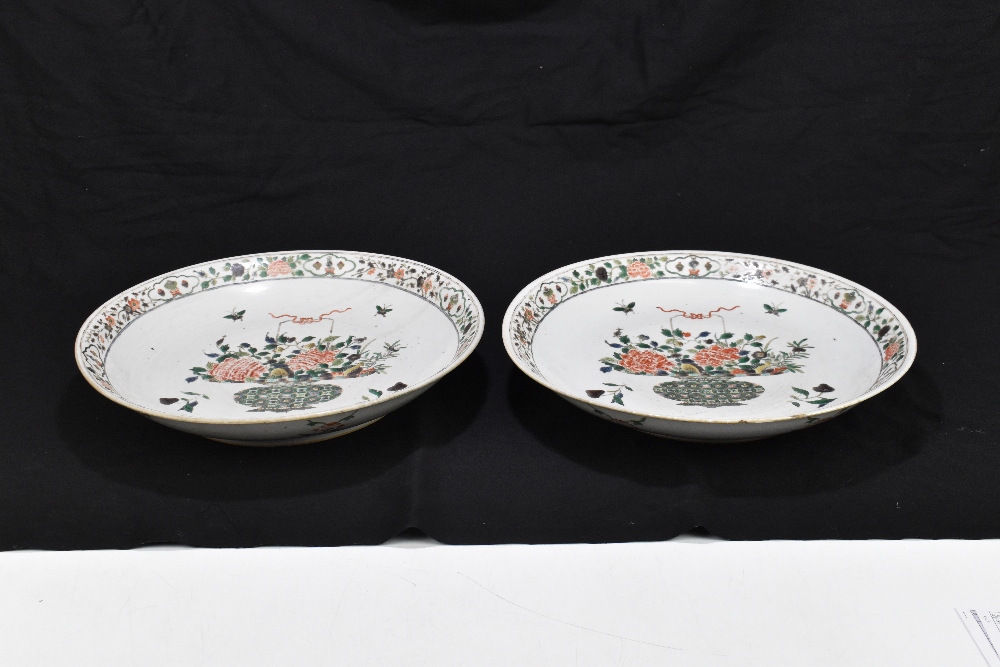 A pair of large Kangxi (1662-1722) Famille Verte chargers, each painted with a central vase of - Bild 8 aus 8