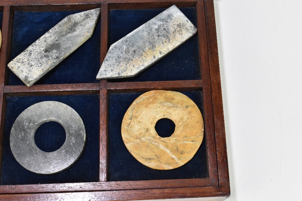 A collection of seven ancient Chinese bi discs and five further jade items all contained in a - Bild 4 aus 4