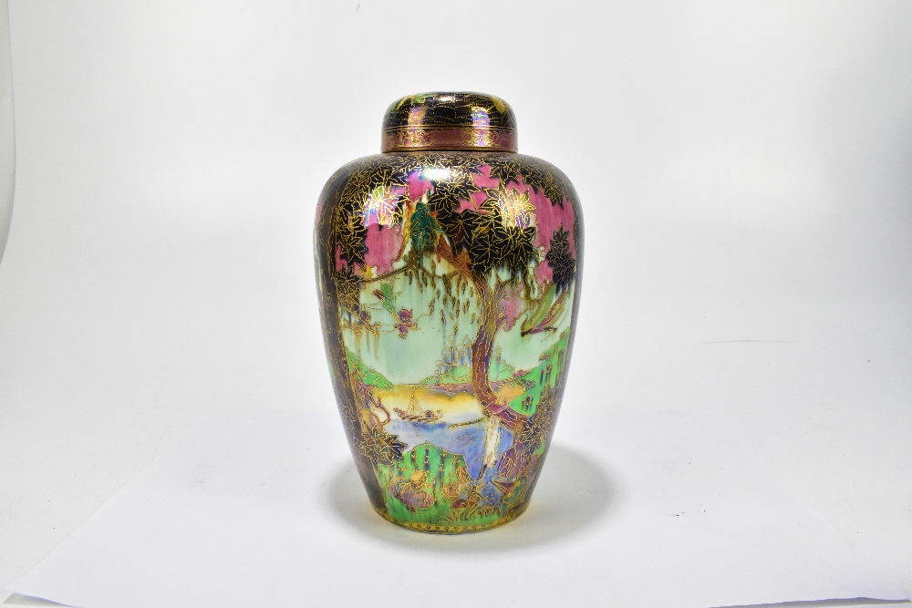 DAISY MAKEIG-JONES FOR WEDGWOOD; a ginger jar and cover of shouldered form, decorated with fairies - Bild 5 aus 10