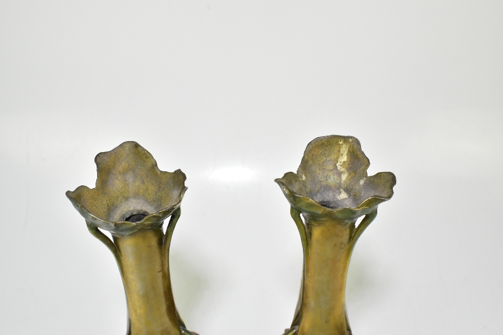 A pair of Art Nouveau bronzed metal three handled vases cast with Art Nouveau maidens and floral - Bild 5 aus 7