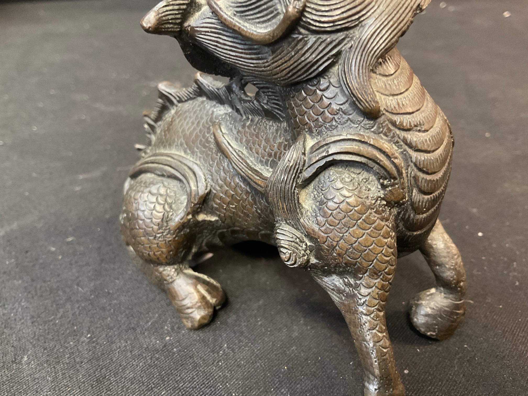 A 17th century Chinese bronze figure of a seated mythical beast, height 13cm. Provenance: private - Bild 4 aus 7