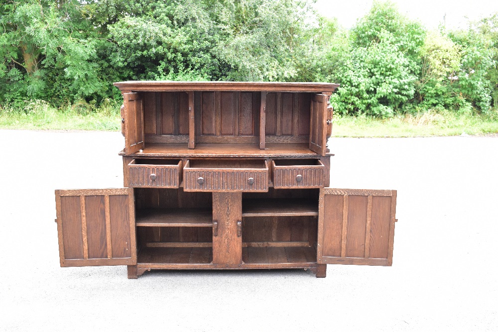 A reproduction oak court cupboard, with panelled door above two drawers and two cupboard doors, - Bild 5 aus 5