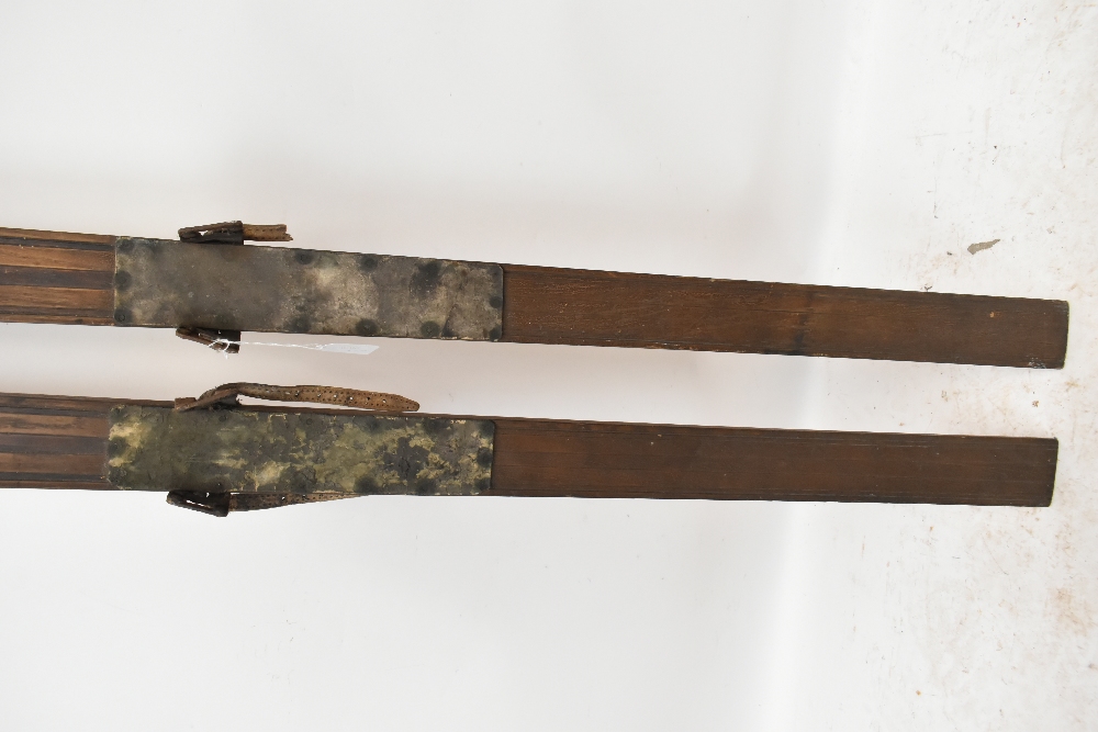 L.H HAGEN & CO CHRISTIANIA; a pair of hickory wood, steam bent, pre 1925 skis with Fritz Huitfeldt - Bild 2 aus 7