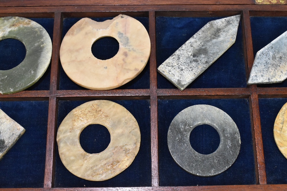 A collection of seven ancient Chinese bi discs and five further jade items all contained in a - Bild 3 aus 4