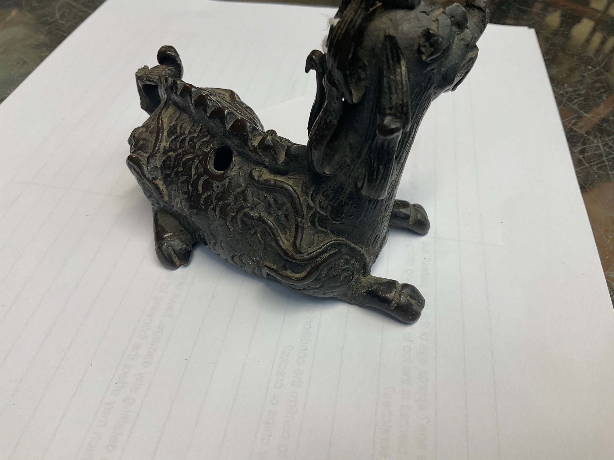 A Chinese late Ming bronze water dropper in the form of a recumbent kylin, his body scaled, base - Bild 5 aus 7