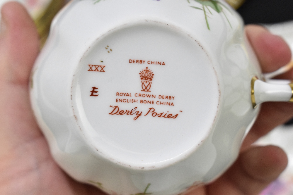 ROYAL CROWN DERBY; a part tea service decorated in the 'Derby Posies' pattern. - Bild 4 aus 7