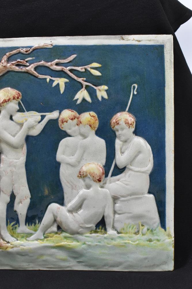 EMILY M. WOOD FOR DELLA ROBBIA; a large earthenware glazed tile decorated with child musicians - Bild 4 aus 13