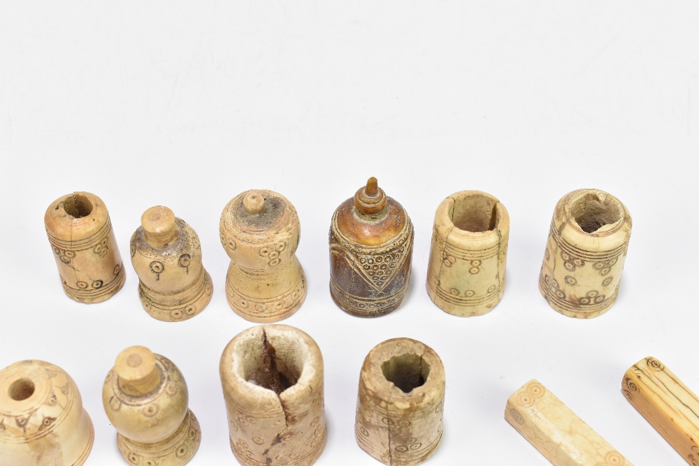 A group of middle Iron Age bone items including cylindrical toggle fasteners, 3rd-1st centuries - Bild 2 aus 5