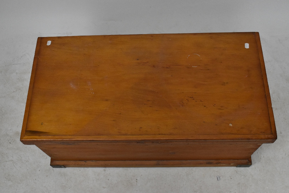 A pine tool chest with handles either side, width 91cm, depth 49cm, height 43.5cm. - Bild 2 aus 4