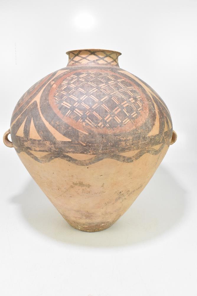 A large Chinese Neolithic period (circa 2nd Millennium BC) Yangshao Culture buff red earthenware - Bild 3 aus 6