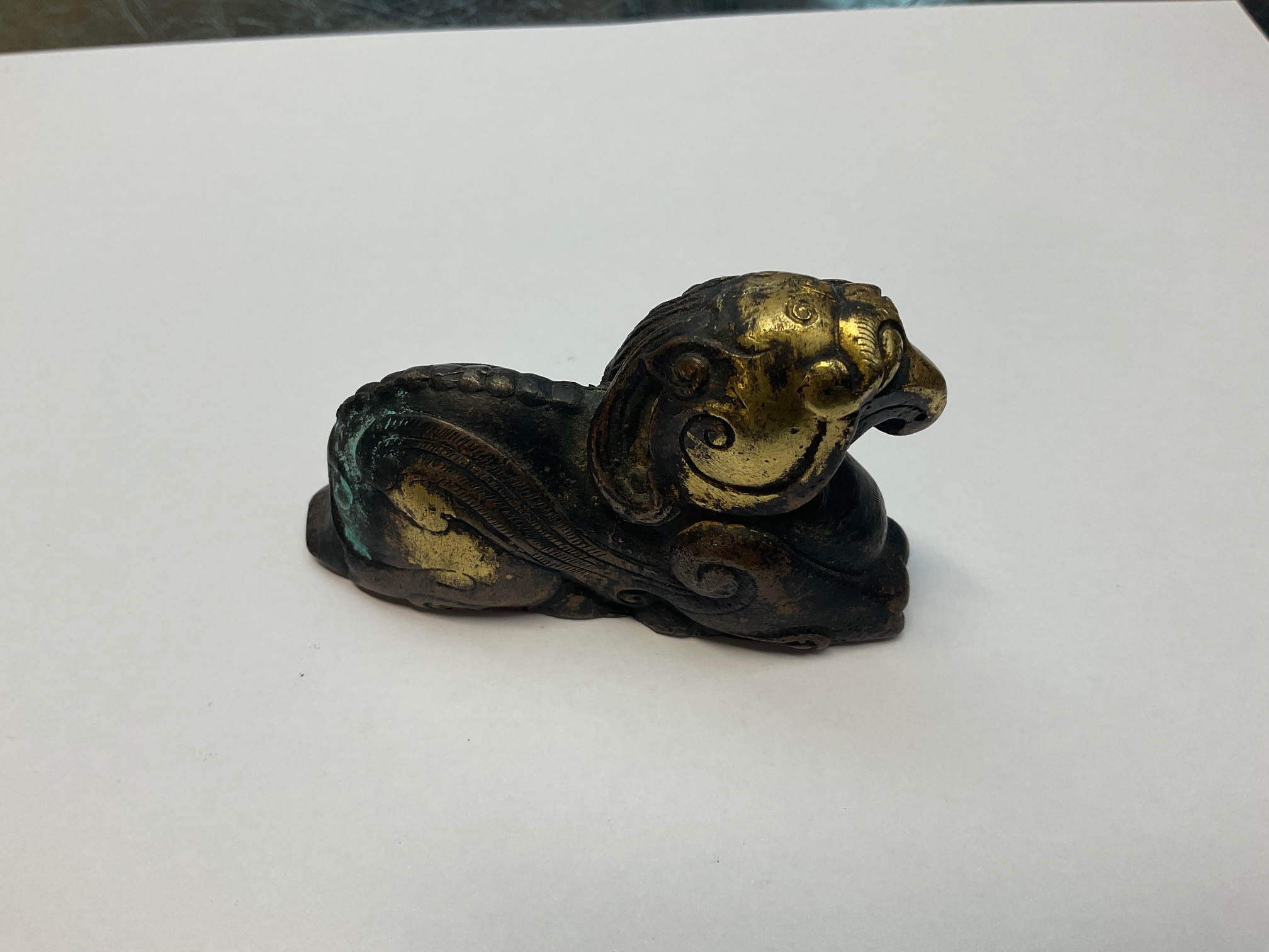A small Chinese gilt bronze figure of a recumbent animal/mythical beast, probably 17th century, - Image 2 of 7
