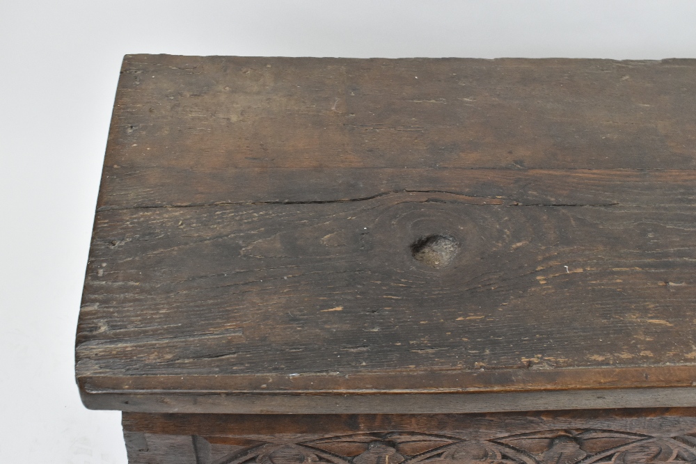 An 18th century blanket box, the hinged lid above a Gothic carved panel front, width 151cm, depth - Bild 5 aus 8