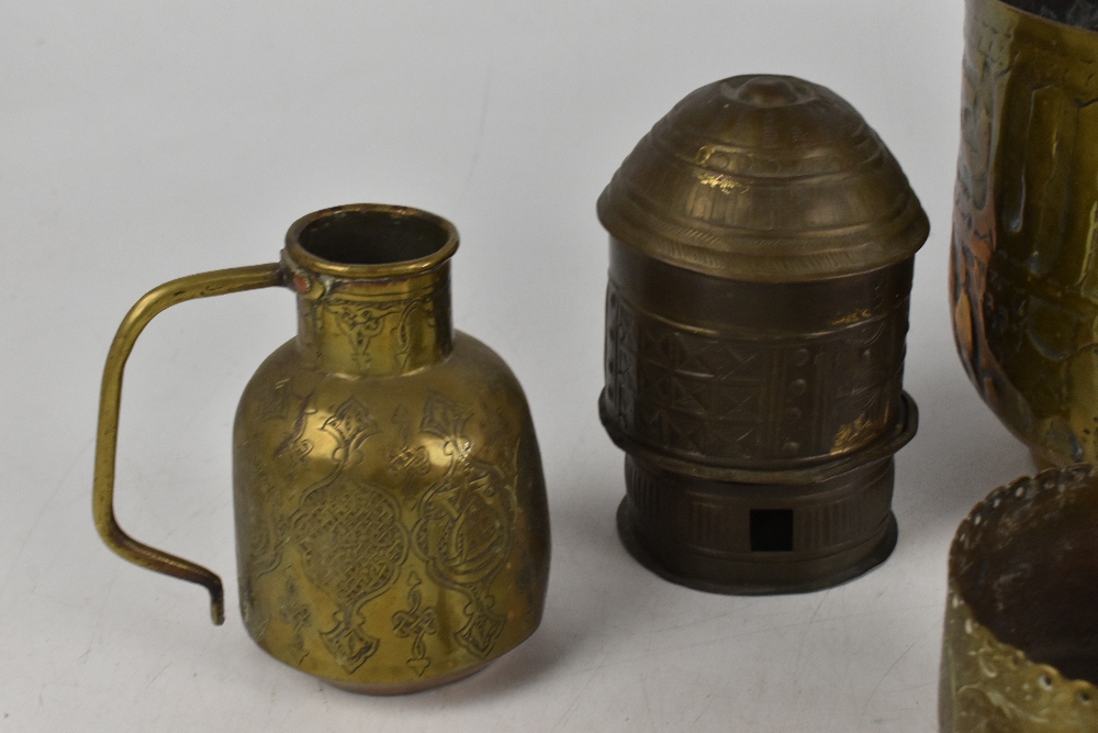 An Indian brass jardinière, height 17cm, with a Cairoware-type ewer, a smaller jardinière, a - Bild 2 aus 4