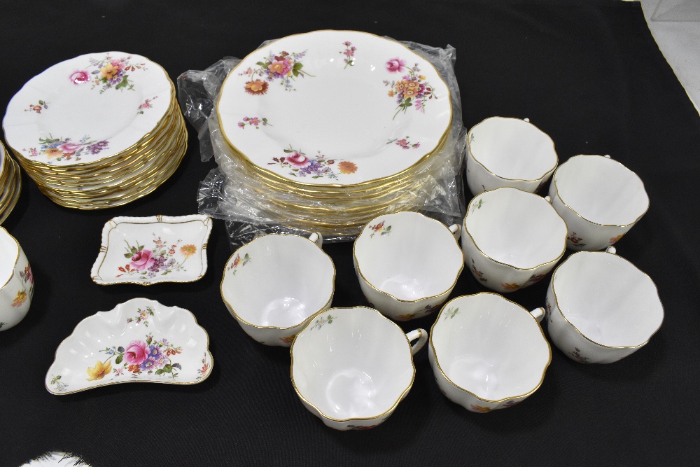 ROYAL CROWN DERBY; a part tea service decorated in the 'Derby Posies' pattern. - Bild 3 aus 7