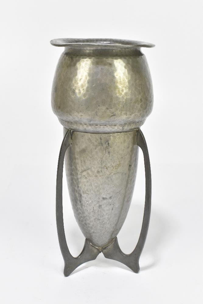 LIBERTY & CO; a hammered pewter rocket vase, with three pierced swept supports, indistinctly stamped - Bild 4 aus 6