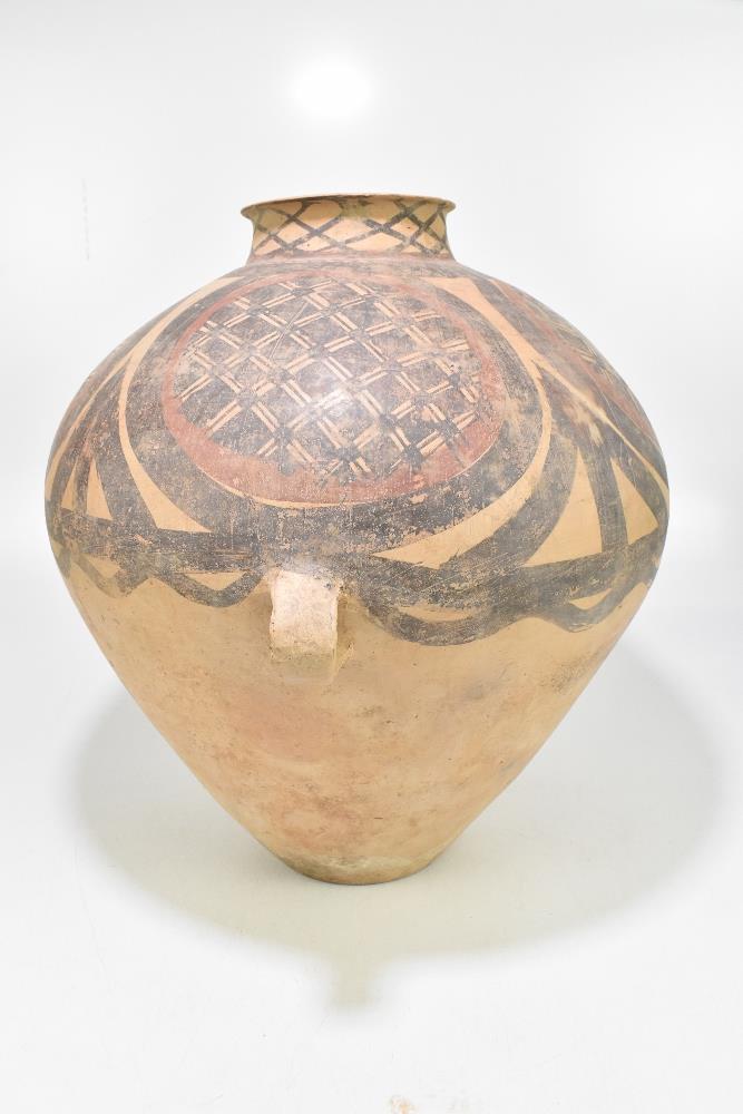 A large Chinese Neolithic period (circa 2nd Millennium BC) Yangshao Culture buff red earthenware - Bild 6 aus 6