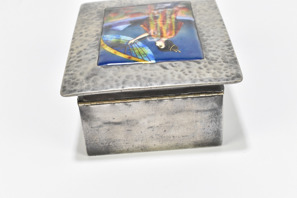 LIBERTY & CO; a pewter and enamelled rectangular trinket box, no.0553, the hinged lid set with - Bild 5 aus 8