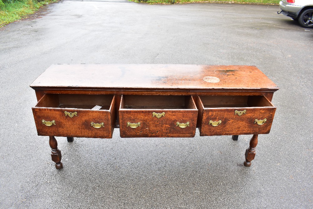 A 18th century oak dresser, the rectangular top above three crossbanded drawers on turned and - Bild 2 aus 4