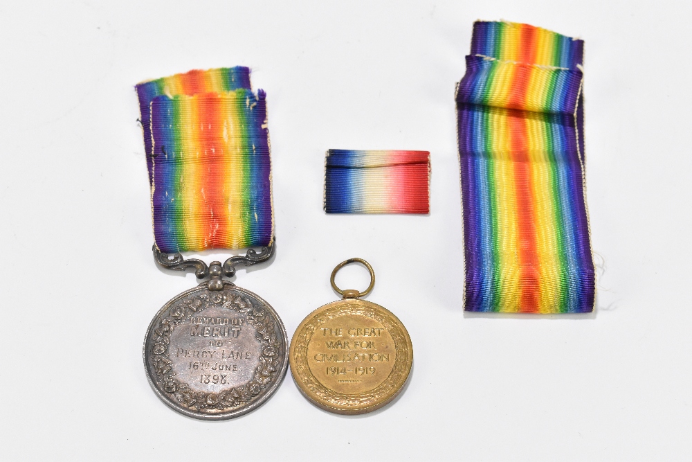 A Marine Society medal awarded to Percy Lane, 16th June 1898, together with a WWI Victory Medal - Bild 2 aus 4
